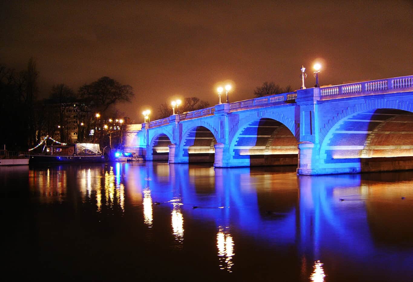 Kingston bridge at night